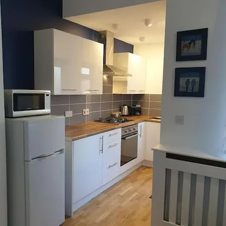 Stylish Ground Floor 2 Bedroomed Apartment. *