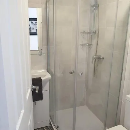 Stylish Ground Floor 2 Bedroomed Apartment. بارو في فرنيس