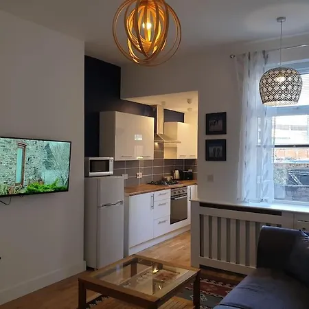 Stylish Ground Floor 2 Bedroomed Apartment. * بارو في فرنيس