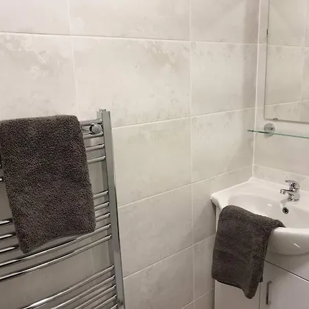 Stylish Ground Floor 2 Bedroomed Apartment. * بارو في فرنيس