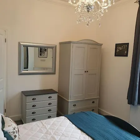 Stylish Ground Floor 2 Bedroomed Apartment. アパート